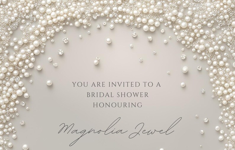 Puede incluir: Una tarjeta de invitaci&oacute;n rectangular con fondo beige claro, enmarcada por un borde denso de perlas blancas y cristales transparentes. El texto dice: YOU ARE INVITED TO A BRIDAL SHOWER HONOURING Magnolia Jewel, en fuentes serif y manuscrita.