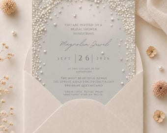 Puede incluir: Una tarjeta de invitación gris claro para una despedida de soltera en un sobre a juego, con un borde de perlas blancas y cristales transparentes. El texto dice: You are invited to a bridal shower honouring Magnolia Jewel, Sept 26 2026.