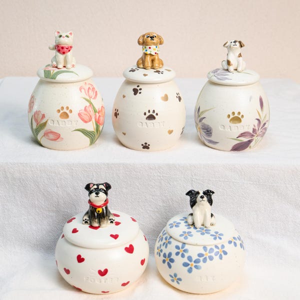 Urna de cerámica personalizada para cenizas de mascotas: tarro conmemorativo personalizado para perro o gato con figura y ropa, recuerdo de nomeolvides hecho a mano, regalo para la pérdida de una mascota.