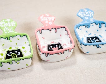 Platos divertidos para gatos con esmalte antigoteo: minicuencos de cerámica únicos hechos a mano para salsas, aperitivos y más en alegres tonos verde, rosa y azul. Un regalo ideal para los amantes de las mascotas.