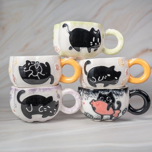 気まぐれな猫の足跡の陶器マグ | 愛らしい手描きの黒猫のデザイン | 5 種類のユニークなコレクション | 猫好きの方へのプレゼントに最適