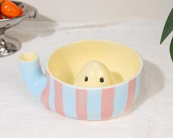 Ciotola per frutti di bosco in ceramica a righe rosa e blu pastello con rubinetto lavafrutta, giocosa e colorata per risciacquare il piano cucina e servire frutta e verdura fresca