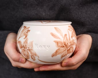 Urne florale personnalisée marron sépia pour animal de compagnie, pot commémoratif de fleurs de lys peint à la main, cercueil de cendres en céramique, nom personnalisé, boîte souvenir cadeau minimaliste