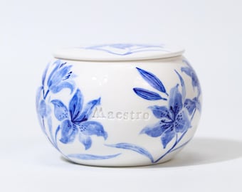 Urna de cerámica personalizada con flor de lirio azul y blanco para mascotas, tarro de cerámica conmemorativo para perros personalizado, urna de gato hecha a mano para cenizas, recuerdo floral para amantes