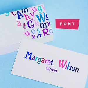 Puede incluir: Una tarjeta de visita blanca con el texto "Margaret Wilson" en una fuente de colores, con la palabra "writer" debajo. La tarjeta está sobre un fondo azul claro. La palabra "FONT" está en un rectángulo rojo encima de la tarjeta.