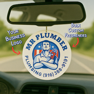 Puede incluir: Un ambientador de coche redondo con el texto "MR PLUMBER" y un gráfico de un fontanero con una llave inglesa. El diseño incluye colores rojo, blanco y azul. El número de teléfono (916) 388-9191 también está impreso.