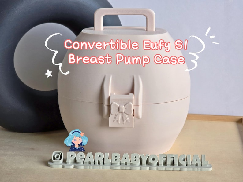 K&ouml;nnte beinhalten: Ein hellrosa Convertible Eufy S1 Brustpumpen-Etui mit Griff und schleifenf&ouml;rmigem Verschluss. Das Etui ist oval und tr&auml;gt den Text "Convertible Eufy S1 Breast Pump Case" in Rot. Das Etui steht auf einer Holzoberfl&auml;che.