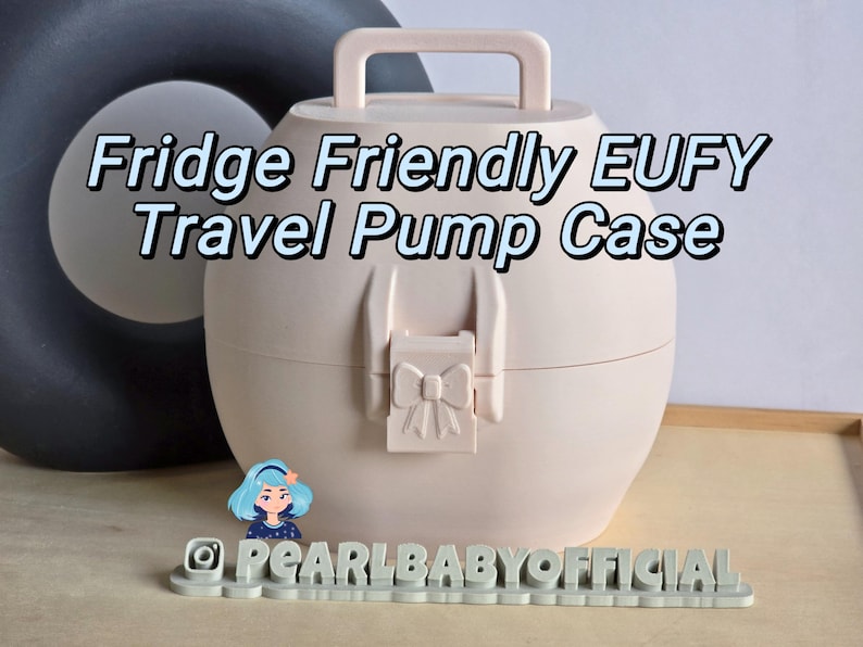 K&ouml;nnte beinhalten: Hellrosa Reise-Pumpen-Etui mit ovaler Form, Griff und Schleifenverschluss. Der Text "Fridge Friendly EUFY Travel Pump Case" ist zu sehen. Das Etui ist f&uuml;r den K&uuml;hlschrank geeignet und hat einen praktischen Griff.