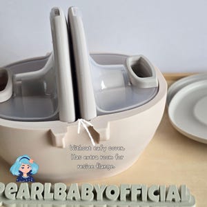 K&ouml;nnte beinhalten: Ein hellbeige Babyflaschen-Organizer mit zwei aufrechten Flaschenhaltern und einem separaten Deckel. Der Text "Without eufy cover, Has extra room for resize flange." ist sichtbar. Der Markenname "PEARLBABYOFFICIAL" ist ebenfalls sichtbar.