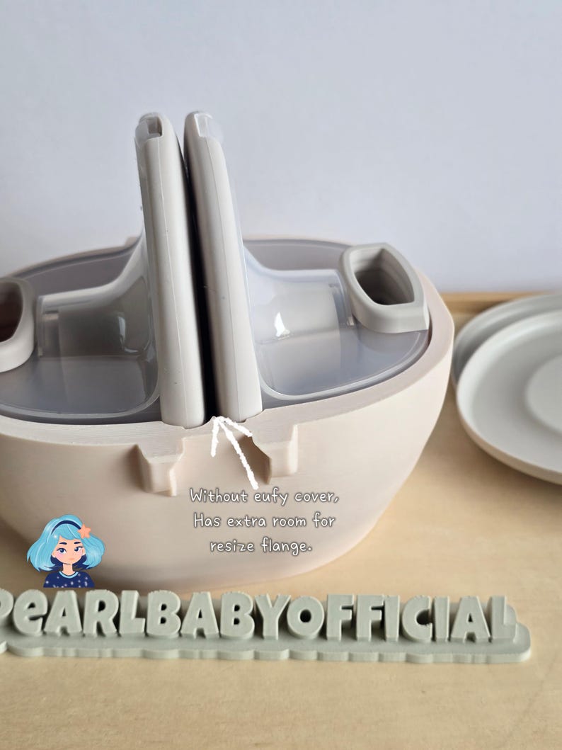 K&ouml;nnte beinhalten: Ein hellbeige Babyflaschen-Organizer mit zwei aufrechten Flaschenhaltern und einem separaten Deckel. Der Text "Without eufy cover, Has extra room for resize flange." ist sichtbar. Der Markenname "PEARLBABYOFFICIAL" ist ebenfalls sichtbar.