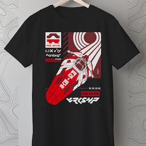 Puede incluir: Camiseta negra con un diseño gráfico rojo y blanco que presenta una nave espacial futurista con el texto "VRKSHP" y "2048" en ella. El gráfico también incluye el texto "AG-SYS", "CJX", "SYNCHRO" y "DFCN-GJ3".