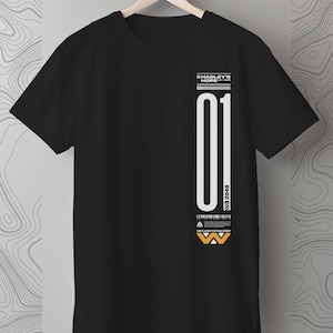 Könnte beinhalten: Schwarzes T-Shirt mit einem weißen Grafikdesign, das die Nummer "01" und den Text "HADLEY'S HOPE" und "REYLAND YUTANI CORP." in einer futuristischen Schriftart zeigt. Der untere Teil des Designs enthält den Text "2048 DARK SHOP".