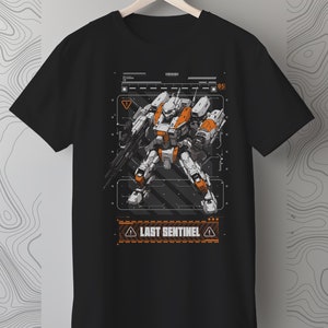 Puede incluir: Camiseta negra con un gráfico de un robot blanco y naranja con el texto "LAST SENTINEL" en naranja. El gráfico está rodeado por un diseño digital en blanco y negro. La parte inferior de la camiseta tiene el texto "2048 DARK SHOP" en blanco.