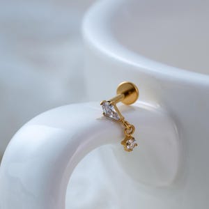Puces d'oreilles labret en titane • Boucles d'oreilles fleurs à dos plat • Boucle d'oreille hélice • Boucle d'oreille tragus • Boucle d'oreille cartilage • Anneau de nez • Cadeau pour elle
