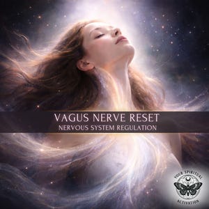 Peut inclure: Illustration numérique d'une femme aux cheveux bruns flottants et aux yeux fermés, baignée de lumière éthérée. Le texte "Vagus Nerve Reset" et "Nervous System Regulation" est affiché sur une bannière sombre. Un logo avec un papillon est visible en bas à droite.