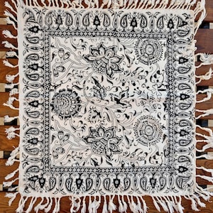 Nappe 40x40 pouces (101,6 x 101,6 cm) / 5 variations / Ghalamkar / imprimée à la main / chemin de table / coton / style oriental moderne