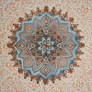 Può includere: Un motivo a mandala blu e arancione con dettagli intricati. Il mandala è circondato da uno sfondo bianco con un motivo floreale.