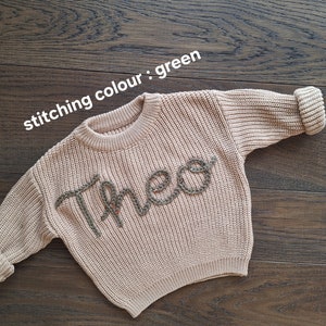 Gepersonaliseerde geborduurde babysweater babynaam Trui Aangepast borduurwerk Gepersonaliseerde gebreide trui Gebreid sweatshirt met babynaam afbeelding 3