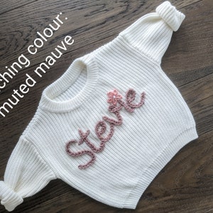 Gepersonaliseerde geborduurde babysweater babynaam Trui Aangepast borduurwerk Gepersonaliseerde gebreide trui Gebreid sweatshirt met babynaam afbeelding 2