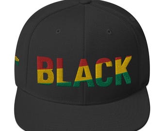 Boné Snapback PRETO com Cores Pan-Africanas