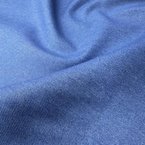Tessuto denim di cotone tinto indaco: materiale jeans blu stonewashed
