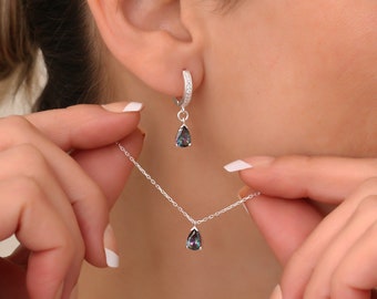 Conjunto de collar y pendientes de plata de ley con delicado topacio místico
