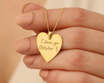 Puede incluir: Collar con colgante de corazón de oro con un mensaje escrito a mano que dice "Te amo 7 de octubre".