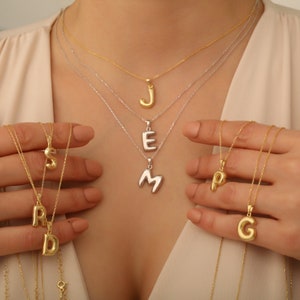 Collier avec lettre bouffante en plaqué or 14 carats, collier avec initiales bulles en plaqué or, collier avec lettres soufflées en rempli d'or, collier avec initiales personnalisées, cadeau pour elle