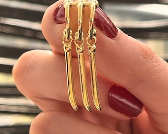 Pendientes de daga chapados en oro de 14k Pendientes de espada Pendientes de espadas delicadas Pendientes divertidos chapados en oro Regalo para sus pendientes de espada colgantes