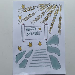 Może przedstawiać: Ręcznie rysowana kartka z pozdrowieniami z napisem "HAPPY SHAVUOT" na zwoju. Karta przedstawia kłosy pszenicy, gwiazdy i wzór kamiennej ścieżki w odcieniach żółci, błękitu i szarości.