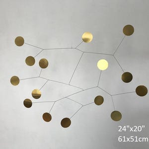 Messing kinetische mobiel. Moderne mobiele telefoon voor volwassenen. Kunst uit het midden van de eeuw