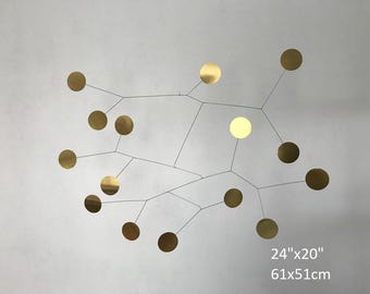 Mobile cinetico in ottone. Mobile moderno per adulti. Arte di metà secolo.