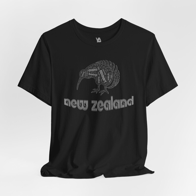 Puede incluir: Camiseta negra con un gr&aacute;fico blanco de un kiwi hecho de palabras. El texto "new zealand" est&aacute; impreso debajo del p&aacute;jaro.