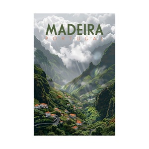 Op de afbeelding: Een schilderachtig uitzicht op een vallei in Madeira, Portugal. Weelderige groene heuvels en bergen zijn bedekt met wolken en zonlicht. Een klein dorp met witte huizen en rode pannendaken ligt genesteld in de vallei.