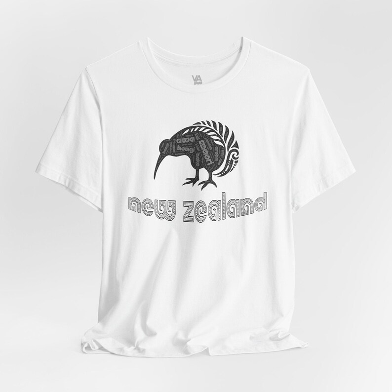 Puede incluir: Camiseta blanca con un gr&aacute;fico en blanco y negro de un kiwi con las palabras "new zealand" impresas debajo.