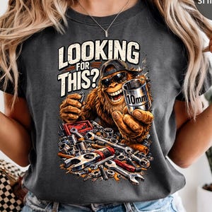 Bigfoot Mechaniker Shirt, Sasquatch Garage Humor Grafik T-Shirt, 10 mm Sockel Werkzeug Liebhaber Geschenk