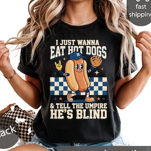 以下が含まれることがあります： 手書き風の「But First, Coffee」の文字が入った、黒い持ち手の白いセラミックマグカップ。白い表面に置かれています。マグカップの高さは10cmです。