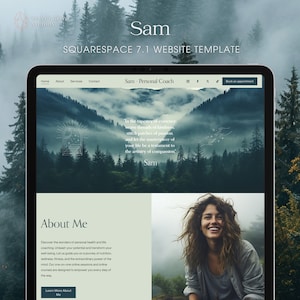 Può includere: Lo schermo di un laptop che mostra un modello di sito web per un coach personale. Il sito web presenta uno schema di colori verde e bianco con una foto di una donna sorridente in un ambiente boschivo. Il testo sullo schermo recita "Sam - Coach personale" e "Chi sono".