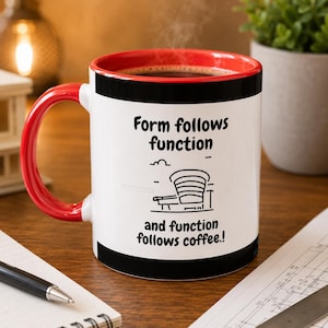 Może przedstawiać: Biały ceramiczny kubek z jaskrawoczerwonym uchwytem i wewnętrzną krawędzią. Na kubku znajduje się czarny napis Form follows function and function follows coffee! oraz prosty czarny rysunek liniowy krzesła umieszczony pośrodku tekstu.