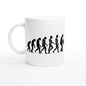 Puede incluir: Taza de cerámica blanca con una silueta negra de la evolución del hombre, que termina con un hombre tocando el saxofón.
