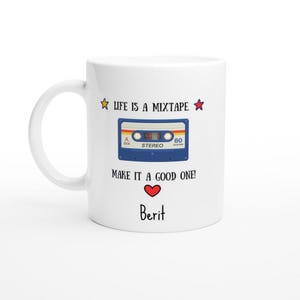 Caneca de fita cassete personalizada - A vida é uma citação de fita mista - Presente retrô personalizável para amantes da música