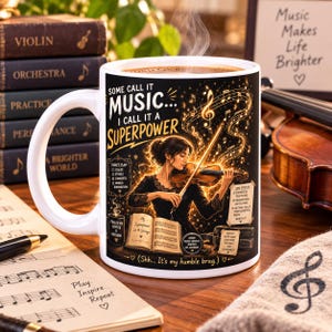 Könnte beinhalten: Ein weißer Keramikbecher mit einer Grafik einer Person, die Geige spielt, goldenen Noten und dem Text: Some call it music... I call it a superpower. Das Design enthält ein Notenbuch, eine Kaffeetasse und verschiedene Textfelder.