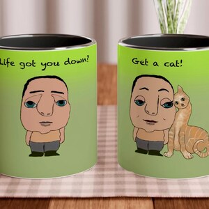 Pegue uma caneca de cerâmica de 11 onças para gatos, verde, homem triste animado por seu gato