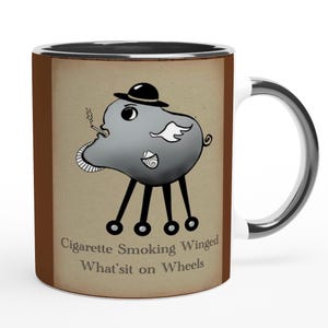 Taza de cerámica de 325 ml con diseño de un animal alado sentado sobre ruedas, estilo vintage de dos tonos, criatura fantástica y caprichosa, taza extraña, fumando cigarrillos.