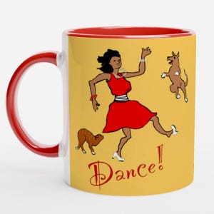 Taza vibrante dibujada a mano: Mujer bailando con perro y gato - Regalo colorido para amantes de las mascotas