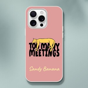 Custodia flessibile personalizzata Too Many Meetings per iPhone 16, salmone, gatto addormentato, testo personalizzabile, arte originale disegnata a mano, umorismo da ufficio