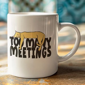 眠そうな猫のマグカップ、11オンスの陶器、会議が多すぎるコーヒーカップ、面白いギフト、オフィスのユーモア、白地に黒と黄色、仕事のステートメント