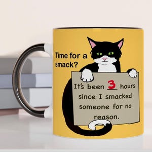 Time for a Smack 11oz keramische mok - handgetekende zwart-witte smokingkat, eigenzinnig geel kleurrijk drinkgerei, bord crimineel gedrag