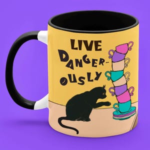 Taza de cerámica de 11 onzas "Vive peligrosamente", gato negro y tazas de café coloridas, regalo para amantes de los gatos, aventureros, gatitos traviesos, gatitos traviesos