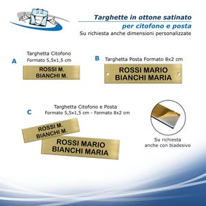 Può includere: Targhette in ottone dorato con testo nero. L'immagine mostra targhette di varie dimensioni, tra cui 5,5 cm x 1,5 cm e 8 cm x 2 cm. Il testo sulle targhette include nomi e la frase "Targhetta Citofono e Posta".